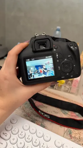 Canon EOS Rebel Kit T100 com lente 18-55mm III DSLR cor preto