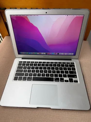 Apple MacBook Air 2017 i5 1.8GHz 8GB RAM + Carregador