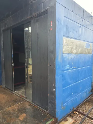 Projeto sala comercial em contêiner 4m