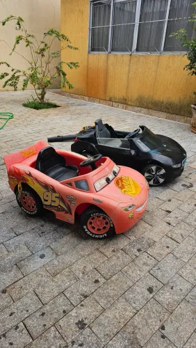 Carrinhos Elétricos Infantis: BMW i8 Spyder + Relâmpago McQueen (Disney)