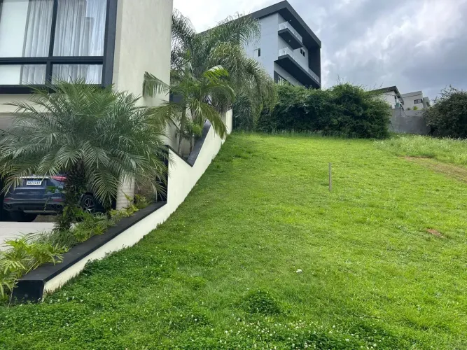 Terreno à venda Condomínio Alphasitio, 497m² com projeto totalmente aprovado.