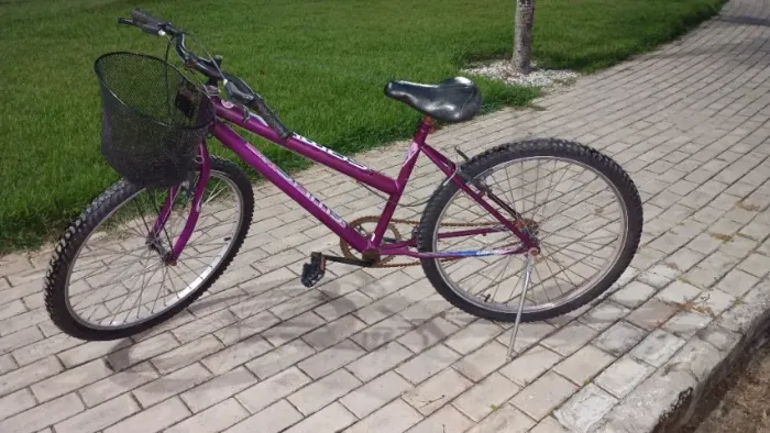 Vendo bicicleta feminina com cestinha
