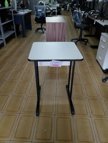 Mesa mdf branca pés de aço 50 x 50 x 74 cm altura