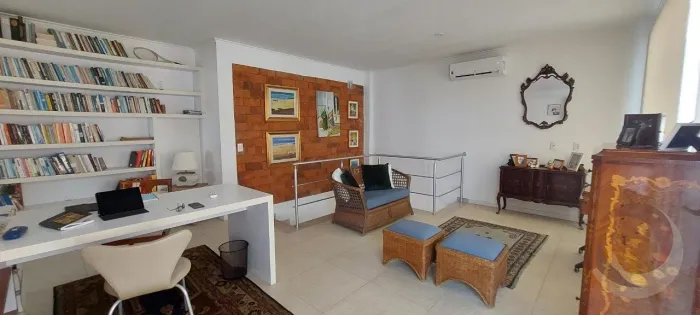 Casa de 276m²em condomínio fechado com 2 suítes Morro Das Pedras
