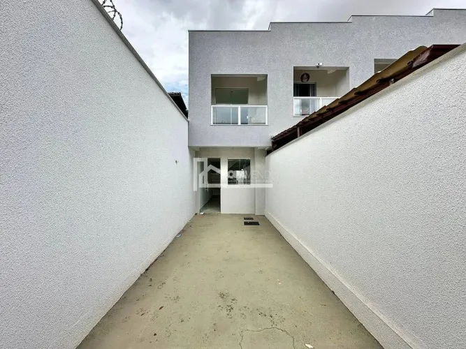 Casa Geminada à Venda no Bairro Floramar, 2 Suítes, Varanda, Quintal e 2 Vagas