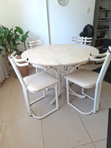 Mesa redonda de mármore com 5 cadeiras, mesa para área externa, mesa para varanda