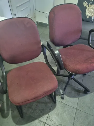 2 cadeira escritório 1 com rodinas outra fixa cor vermelho