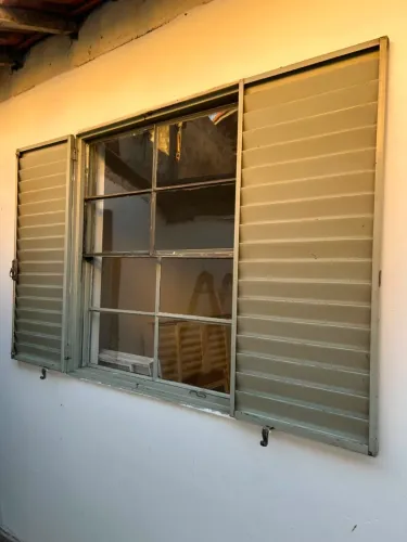 Vendo 1 porta e 4 janelas