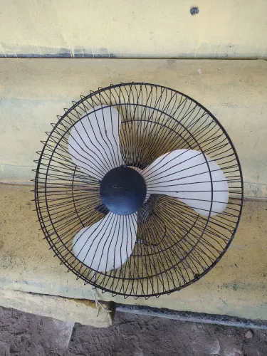 Ventilador de parede grande turbo funcionando