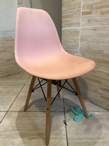 Cadeira rosa de madeira