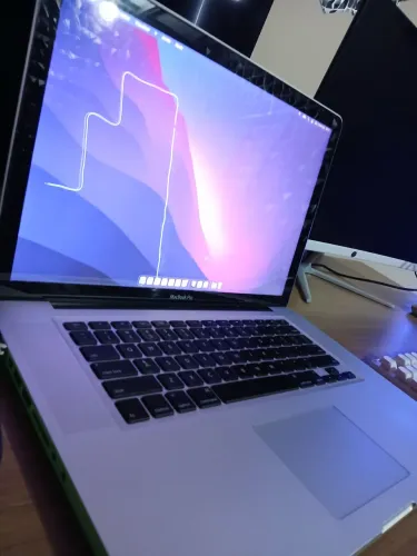 Perfeito macbook + carregador e case sem marcas de uso