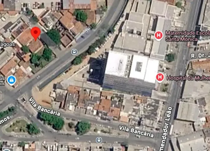 Casa de Esquina com 6 Quartos e Jardim à venda No Poço