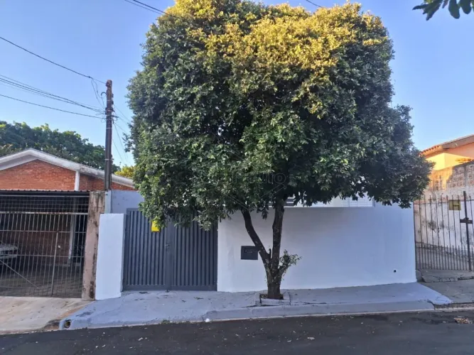 Locação de Casas / Padrão na cidade de Araraquara