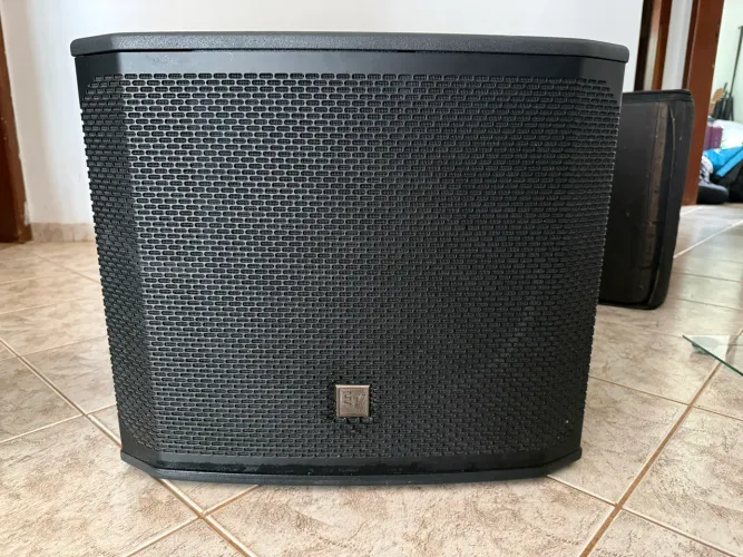 Subwoofer ativo Electro Voice EKX15SP com capa