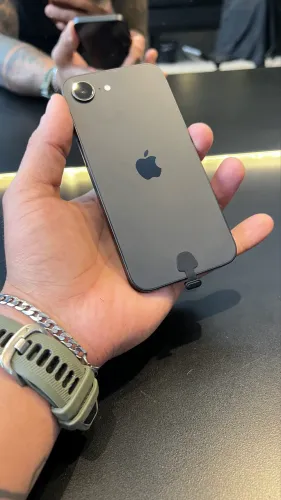 Vendo iPhone 17e impecável !