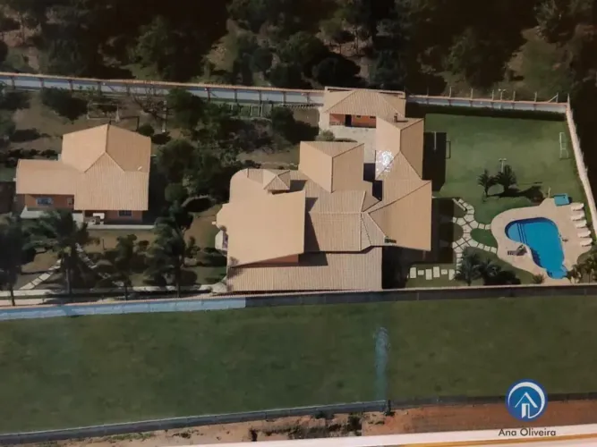 Chácara de 4600m² com 4 dormitórios e casa de caseiro em Veraneio Ijal - Jacareí - SP