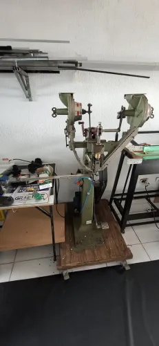 Maquina de ilhós ilhoseira Pipe Variani