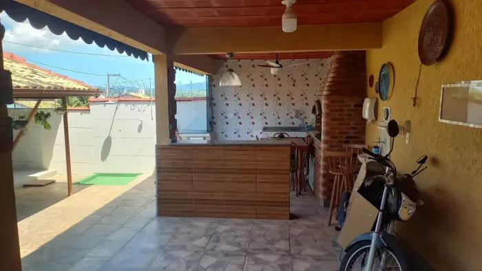 Linda Casa  2 Quartos c/ suíte, Vaga e Lazer  em Manilha, Itaboraí - RJ