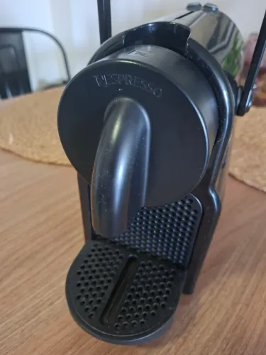 Maquina Nespresso INISSIA D40 nunca usada. 220v