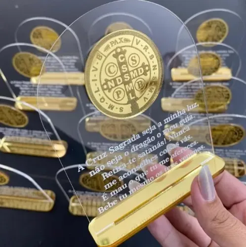 PLACA DE MESA COM ORAÇÃO E MEDALHA DE SÃO BENTO EM ACRÍLICO