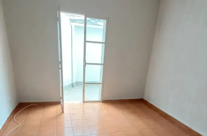 Vitorino Carmilo, dois quartos quintal grande área externa perto do metro Marechal Deodoro