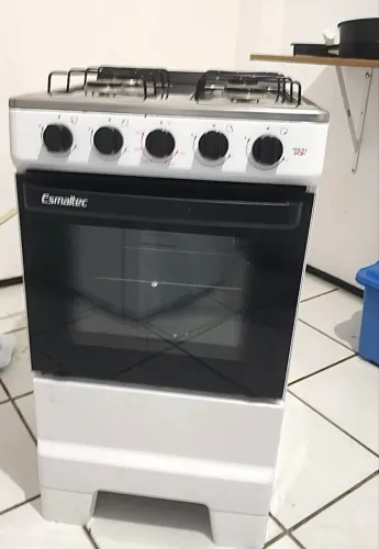 Fogão quatro bocas, branco, seminovo