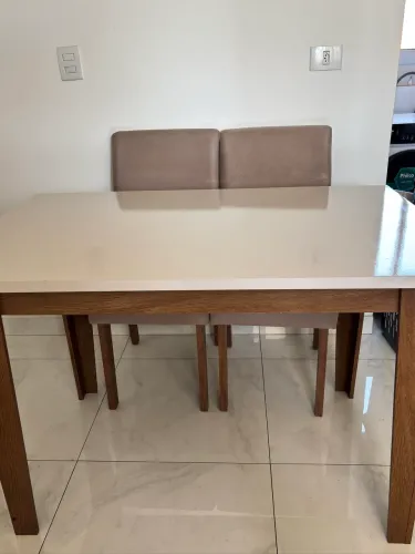Mesa com 4 cadeiras
