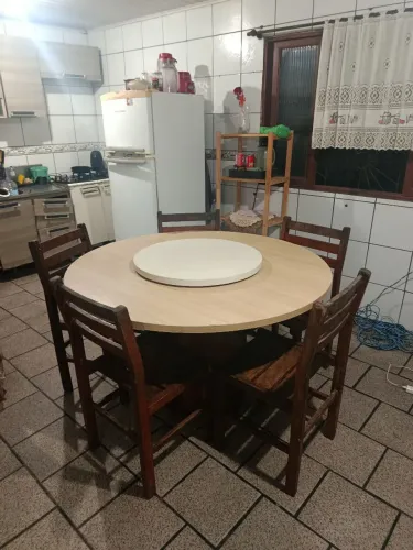 VENDO MESA DE JANTAR REDONDA COM 6 CADEIRAS E CENTRO GIRATÓRIO ?