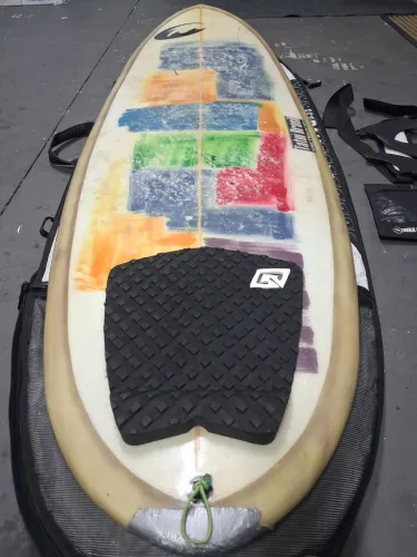 Prancha de surf ,capa e quilhas .