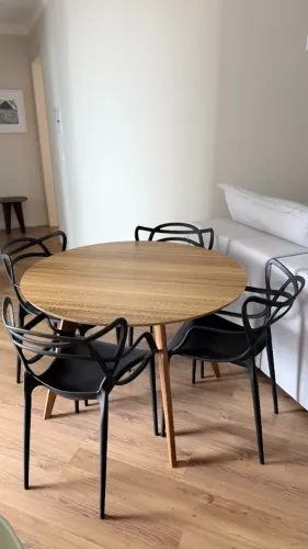 Mesa de Jantar de Madeira com 4 Cadeiras