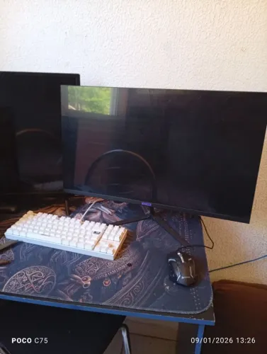 Tela 27 polegadas 100 hz.  Teclado redragon top nada estragado cor vermelha 