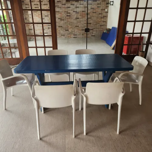 Mesa de madeira maciça 1,80 x 0,80 e seis cadeiras com braço