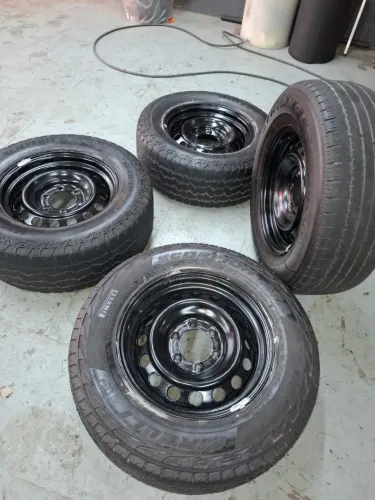 4 rodas de ferro original da hilux e pneus<br>04 rodas de ferro 17 hilux com pneus meia vida