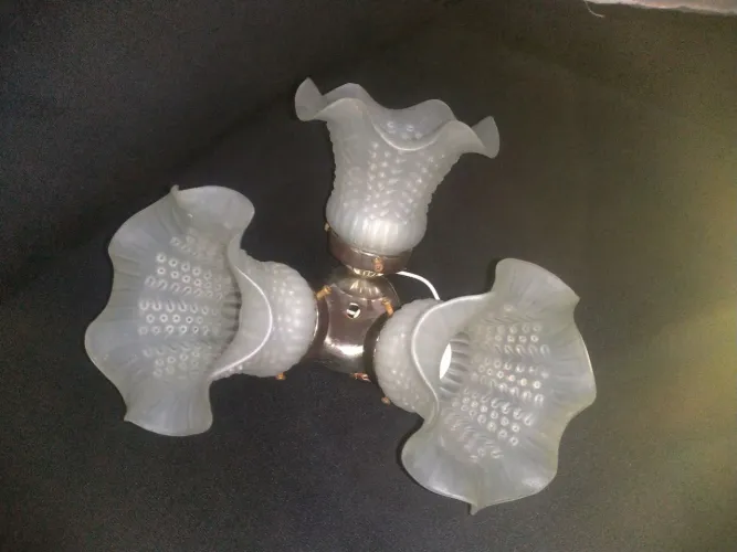 Luminária Antiga com 3 tulípas 