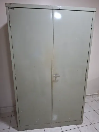 Armário de Aço 02 Portas com Fechadura