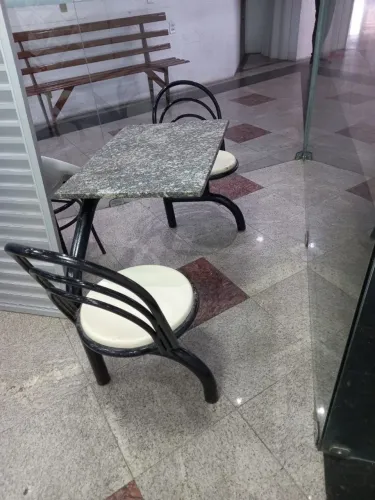 Mesa de refeitório com duas cadeiras