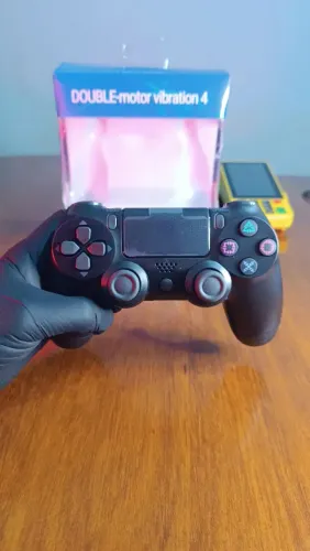 Controle PS4 novo na caixa com cabo carregador.