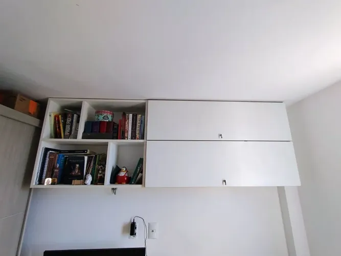 Vendo armário aéreo suspenso em MDF branco, ideal para quartos, escritórios ou home office