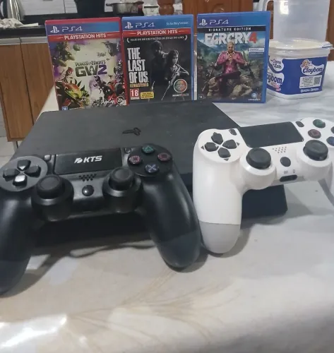PS4 SLIM + 2 CONTROLES + 3 JOGOS