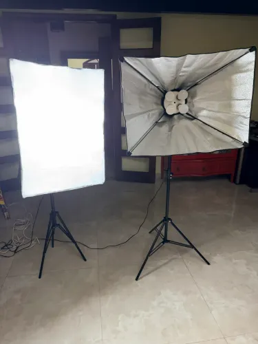 KIT DE ILUMINAÇÃO PROFISSIONAL - 2 SOFTBOXES + 8 LÂMPADAS + TRIPÉS