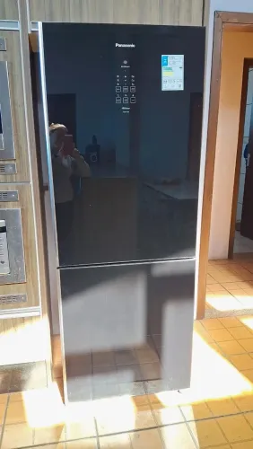 Geladeira preta panasonic