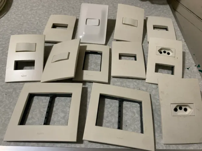 ESPELHOS DE TOMADAS E INTERRUPTORES LEGRAND