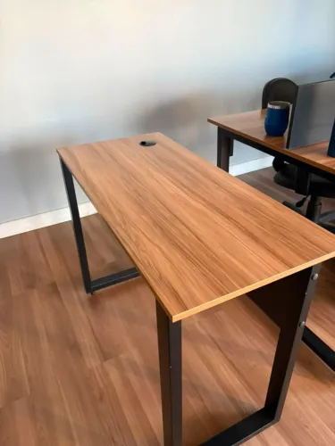 Vendo mesas de escritório. Para 1, 6 e 8 lugares disponíveis. 