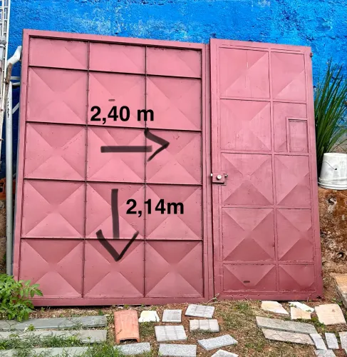 Portão de garagem com porta e fechadura