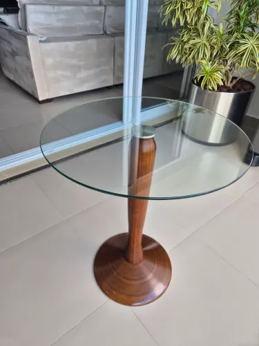 Só vendo! Mesa redonda 60cm diâmetro - muito conservada!