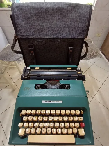 Vendo Máquina de Escrever Olivetti College com Bolsa