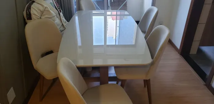 Mesa 6 lugares com cadeira giratória branca