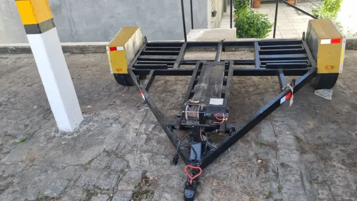 Reboque para carro com guincho elétrico