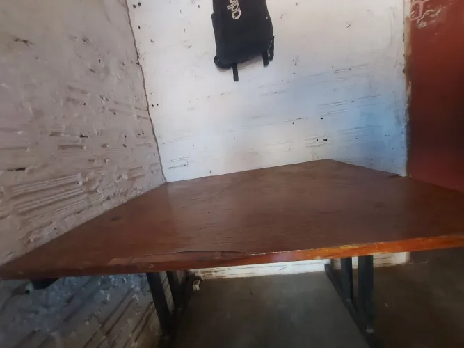 MESA DE MADEIRA PURA COM PE DE FERRO.