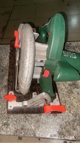 Vendo serra circular, 250R$ só foi usada três vezes e ficou parada